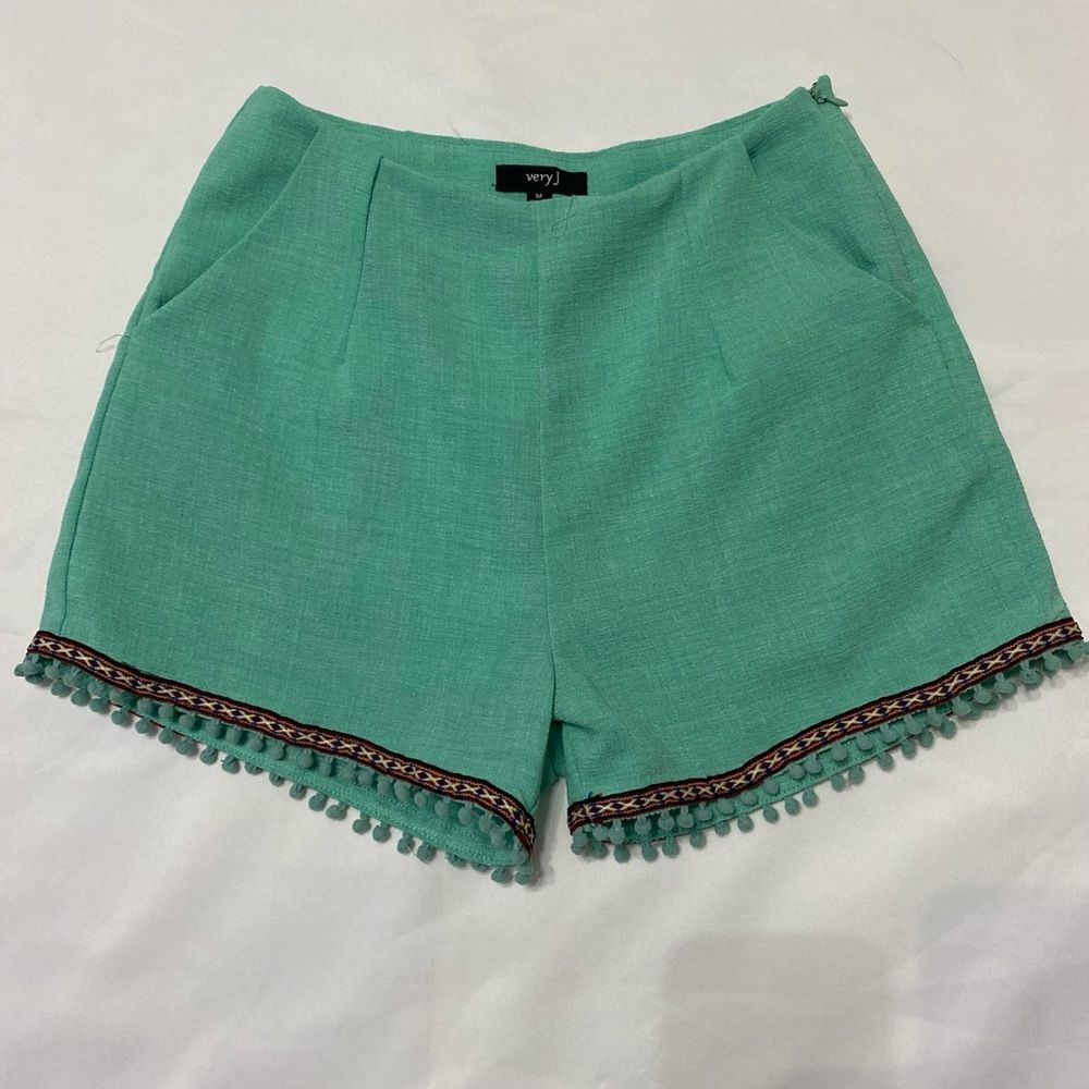 Very J Green shorts with embroidery detail Size Medium